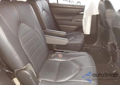 2021 Toyota Highlander Xle z USA, uszkodzony, nr VIN 5TDGZRBH6MS548387